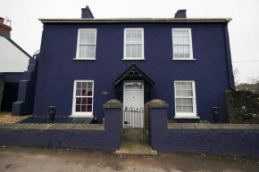 The Cottage-Large central property with Estuary views and private parking